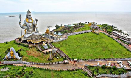 Exploring Murudeshwar Beach